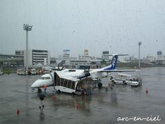 【4月24日（日）1日目】
この日、大阪は久しぶりの雨。
青森行はプロペラ機で、毎度のことながら、沖止めです（>_<）。