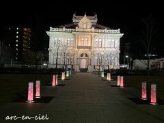 青森銀行記念館のライトアップ。
灯籠が並んでいて、いつもより華やかです♪

日中は、上着がいらないほどの陽気でしたが、夜はやっぱり花冷えします。
ホテルに戻って、温かい珈琲を飲んで、休みました。