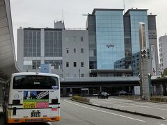 ●伊丹駅ビル「リータ」＠阪急/伊丹駅

駅が入っている商業施設「リータ」
ここから、JR/伊丹駅は約750m程離れていますが、そちらの方が、充実しているため、段々と客が流れて行ってるのだとか…。
確かに、JR/伊丹駅前には、大きなイオンモールがあります。