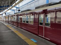 ●阪急/伊丹駅

何て品のある色合い。
実はこの色、開業当初の1910年からずっと変わらないのだとか。
阪急電車大好き！
