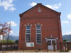 永平寺口駅の目の前にある旧京都電燈古市変電所。
1914年(大正3年)に、えちぜん鉄道の前身となる京都電燈越前電気鉄道に電気を供給するために建設されたレンガ造りの建物です。
外観見学のみで、内部の見学は出来ません。