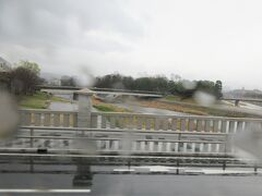清らかな川が合流する下賀茂神社辺り河合橋~出町橋を渡ります。