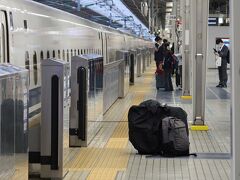 4月22日(金)、新大阪始発の新幹線のぞみ200号で東京へ向かう。