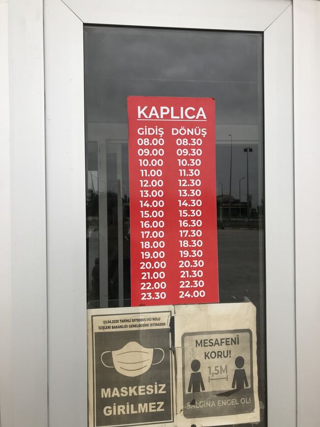 サンドゥクルのバスセンターと温泉街の間のミニバスの時刻表、約１時間に一本