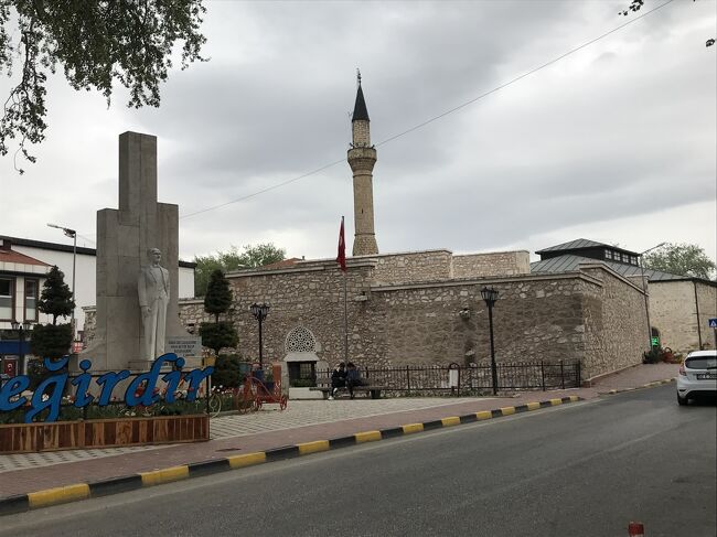 素敵なモスク、後でフズルベイ ジャーミィと判明、この時は素通り