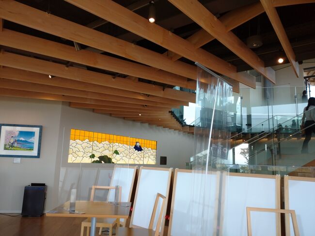 休憩です。<br />カフェコーナーは席数が少ないので、<br />テイクアウトもお薦め。