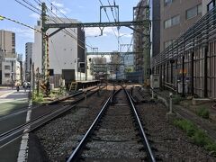 京急の北品川駅横の踏み切りを渡る
高架になるから数少ない踏切
