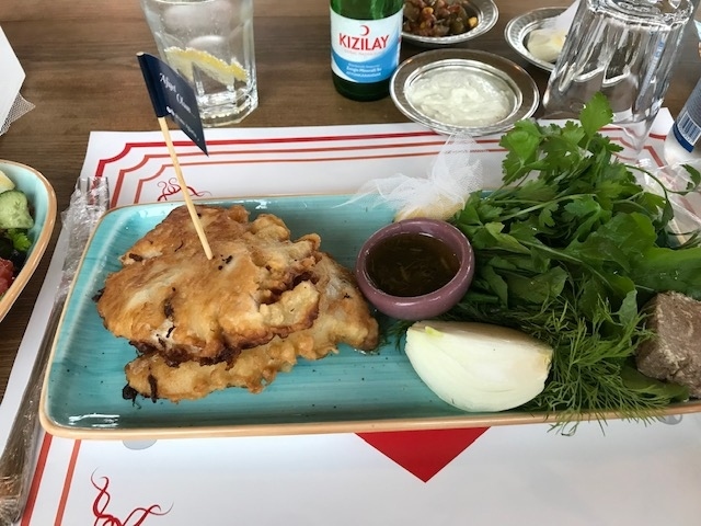 Arzava Restaurant<br />エイデイル湖で採れた魚のフライ