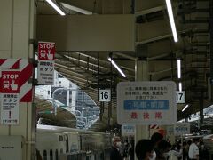 制限のないGWの新幹線は指定席はすべて満席・で東京駅は劇混みです
自由席には各号車のドアに看板を持った人がいて次の列車を待つ人の列もできています。

