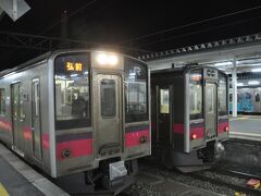   青森駅に着いて、すぐに折り返します。
　右側が今ほど新青森駅から乗った電車、左側が今から乗る弘前行きです。