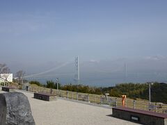 淡路ハイウェイオアシスは、本州と四国を結ぶ高速道路のサービスエリア
明石海峡大橋を間近で眺めることができます。