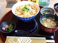 売店、レストラン、ここも充実してました。近江牛、ブラックバスなどなど、ご当地物メニューが充実しています。
近江地卵の親子丼を注文