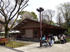 お昼に公園内のパークサイドカフェに行きました。