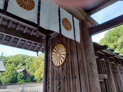 ここ宮崎神宮は神武天皇を祀っていて、菊の御紋が神々しいです。