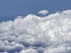 飛行機からは富士山もちょこっと見れました。