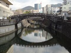 中島川は自然の川でなく、長崎開港後の南蛮時代に人工的に作られた川です。
明治時代は小舟が行き交い、重要な水路として利用されていたそうです。