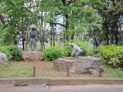 久遠の像　太田道灌と紅皿の逸話　狩りに出かけた道灌は途中大雨に合い、蓑を貸してほしいと農家を訪ねたところ、農家の若い娘紅皿は一輪のヤマブキの花を差し出します（七重八重花は咲けども山吹の　蓑（実の）ひとつだに亡きぞ悲しき）。娘の行動に怒った道灌はその場を立ち去ります。後に道灌の部下から説明を受け、自分の和歌の知識不足を恥、精進し、文武両道の侍になったというエピソードです