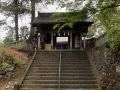 本丸跡が神社となっています。
皆さん猫に夢中で神社内には人はまばら。
