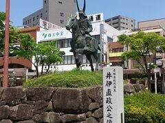彦根駅の井伊直政の像