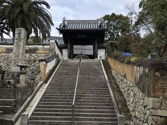 しおまち唐琴通りの西端にある本蓮寺に向かいます。

階段を上がると、