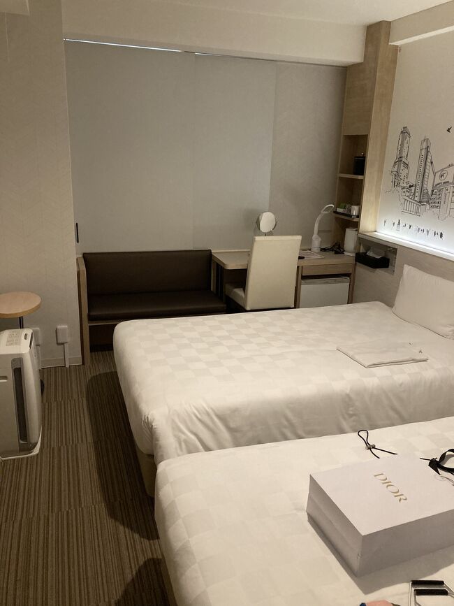 一旦ホテルにチェックインして身軽になって美術館へ。部屋はツインです。