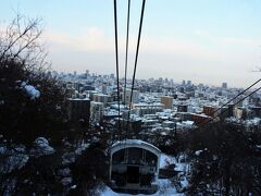 藻岩山展望台へはロープウェイともーりすカーに乗って上がる。
写真は撮ったけど自分が乗った記憶もないぐらいにスマホが使えなことに動揺していた。
いつから私こんなに、スマホに頼る人間になっちゃったんだろう。
スマホのない時から旅していたのにな。

ロープウェイともーりすカーの間に売店があったからスマホのケーブル売ってないか確認したけどありませんって。