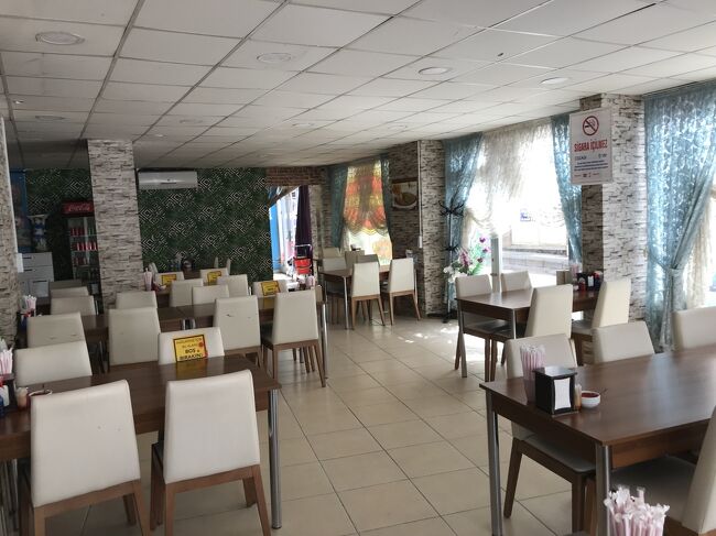 街に戻って、昼飯のピデを食べる