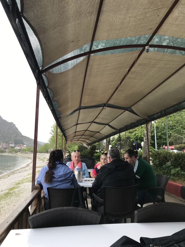 Ada Cafe Restataurant<br />湖の湖畔でチャイ