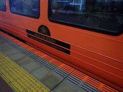 切符を無事受け取り駅弁を購入してホームへ。
博多駅・・お洒落な列車がたくさん走っています。
これは・・ハウステンボス号。