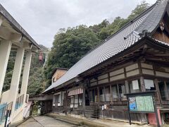 ロープウェイが停まるのは山の中腹にあるこちら温泉寺と山頂の展望台