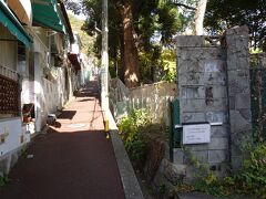 おらんだ坂を登った上にうろこの家があります