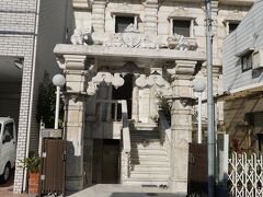 バグワン・マハビールスワミ・ジェイン寺院まで降りてきました
インドのジャイナ教の寺院です