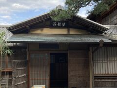 清見寺から歩いてすぐ
坐漁荘は元総理西園寺公望の別荘として建てられました。