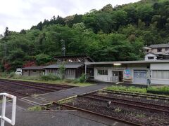 先を急ぐ気持ちで焦るがここでまたすれ違う電車を待つ。単線ゆえ。