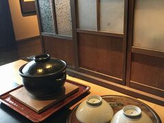 小豆島の朝。
宿泊した島宿真理さんの朝食からスタート。
レトロな個室で、土鍋ごはん。