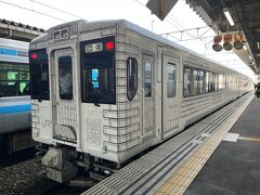 【東北エモーション】

八戸から久慈へ。3両の電車です。
珍しいのか写真を撮るのみの方が沢山いました。
10分前から乗ることができます。ワクワク。