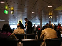 ヘルシンキ到着は15時過ぎ。乗り継ぎ便は17:00発なので、セキュリティチェックのなが～～い列にも焦らず。ふう
同じ飛行機のヒトも乗り継ぎが多いようで周りは日本人がいっぱい。ちょっと安心です。←小心者です。
入国して、次の便のゲートへ。