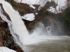 接近した場所からの白銀の滝。