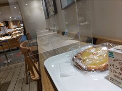 Daisy TOKYO　デイジイ東京グランスタ店　パン屋さん
ここは奥にイートインあり。他の食事やさんと違って、お昼時でも空いていて穴場です。電源あるのも安心。
アップルカスター303円、パン好きのミルクティー205円