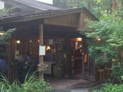 1、喫茶離山房
　森の中の別荘地の中にある喫茶店です。ここは軽井沢滞在時にレンタサイクルで、よくジョンレノンが訪れた場所です。