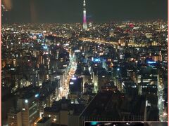 帰る前に少し店内を
マンダリンバーの反対側にある広東料理 センスからの夜景、スカイツリーがキラキラです。今度はこちらで食事してみよう♪
店内真ん中にあるバーカウンターも、素敵な雰囲気でした。