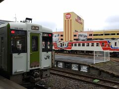 13:30宮古到着

頻度は低いですが時々週末に13:32発の折り返し「快速さんりくトレイン宮古」が有りますがこの日は無く、朝食バイキングだったのでお腹も空いてなく、15:54盛岡行をただ待ちます。

宮古駅前のデパート「キャトル」は１年前に来て昼食を取りましたが、その後潰れていました。
無くなった経緯はいくつかネット記事が有り、検索すれば分かります。

さらに、宮古駅内のNewDaysも無くなっていました。

隣の三陸鉄道売店と１４時までしか営業しない蕎麦屋は健在です。