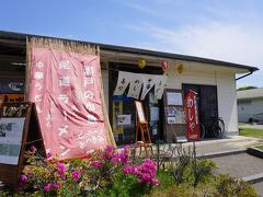旅の目的「尾道ラーメン」の
お店は決めておらず。。。

駅前に尾道ラーメンのお店がたくさんありましたが
どこも行列(>_<)

東の方に歩いて行くと
行列の無いお店を発見！

中が見えないので不安でしたが
お腹もすいたし
入ってみましょう～
