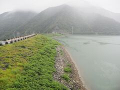 チェックアウトして山を下ります。
雨降ってますが、丹沢湖の三保ダムの駐車場に車を停めて、ダムの方に歩いてみます。