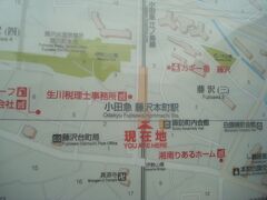 藤沢本町駅の改札は1か所。改札を出て踏切を渡り、伊勢山公園を目指します。