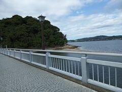 この橋を通って竹島へ渡ります。潮干狩りの方々がたくさんいらっしゃっていました。