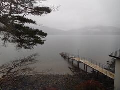 　ということで、中禅寺湖まで行ってお土産だけ購入し、15時には本日のホテルにチェックインしました。湖上苑はわずか10室で、建物は古いですが、中禅寺湖畔に建っているため、遮るものがなく湖を臨むことができる宿です。

＜宿情報＞（じゃらんネットで予約）
〇旧外国大使別荘跡　湖上苑
　部屋タイプ：２階和洋室ツイン（風呂・トイレ有）
　プラン名：乾杯プラン～夕朝食＋益子焼で生ビール～
　料金：22,440円（大人）× 2名　小計：44,880円