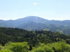 馬籠宿に着くと眼前に恵那山が見えます。ゆったりした山容です。