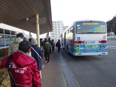京急久里浜駅行きのバスがやってきた。かなり混雑する。