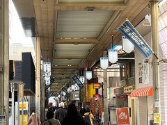 仕方なく地下街を出て、茨木阪急本通商店街へ。

こちらはまだ活気があります。